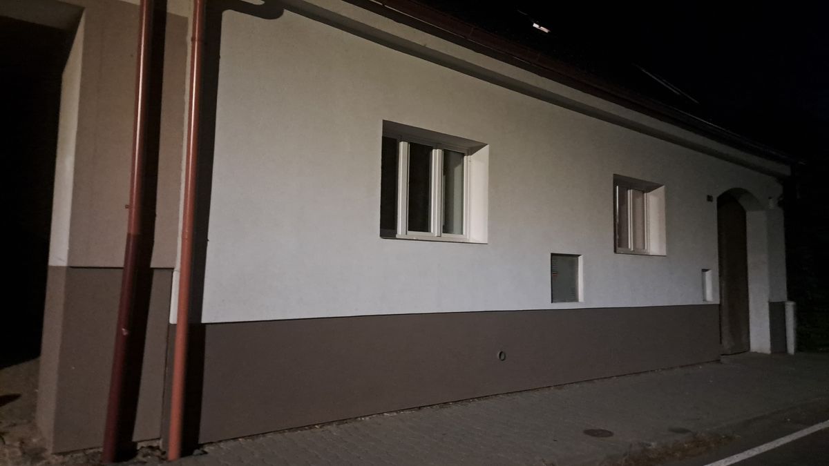 Muž na ubytovně na Plzeňsku napadl ženu, skončila v nemocnici s poraněním genitálií